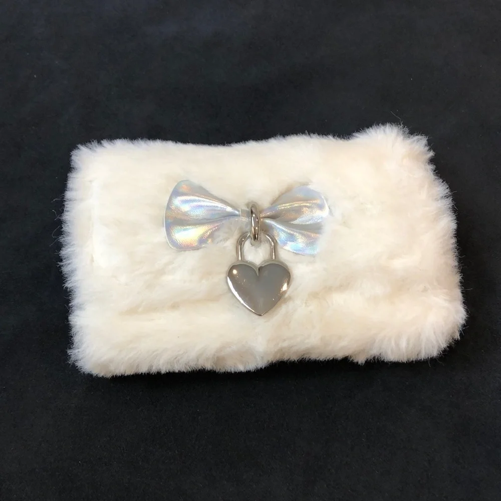 Claire’s Winter Holiday Bow Faux Fur Wallet‎